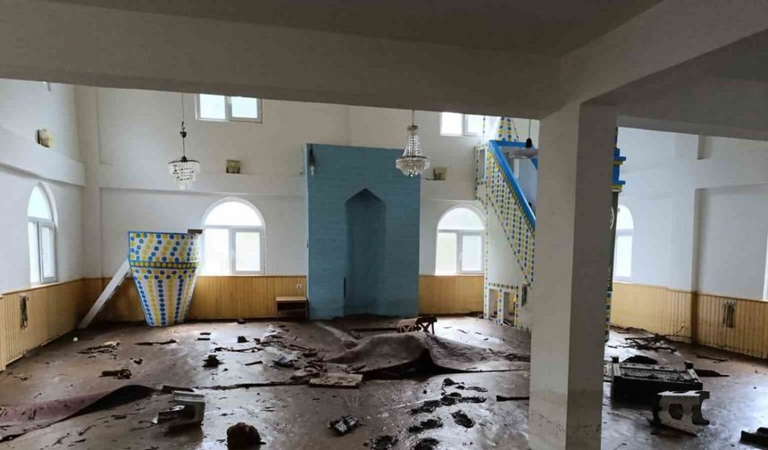 Artvin’in Borçka ilçesindeki sel sonrası Karşıköy Camii çamur içinde kaldı
