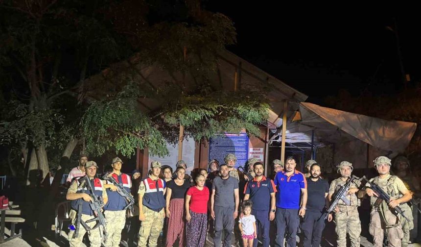 Ayılar nedeniyle mahsur kalan 6 kişilik aile kurtarıldı