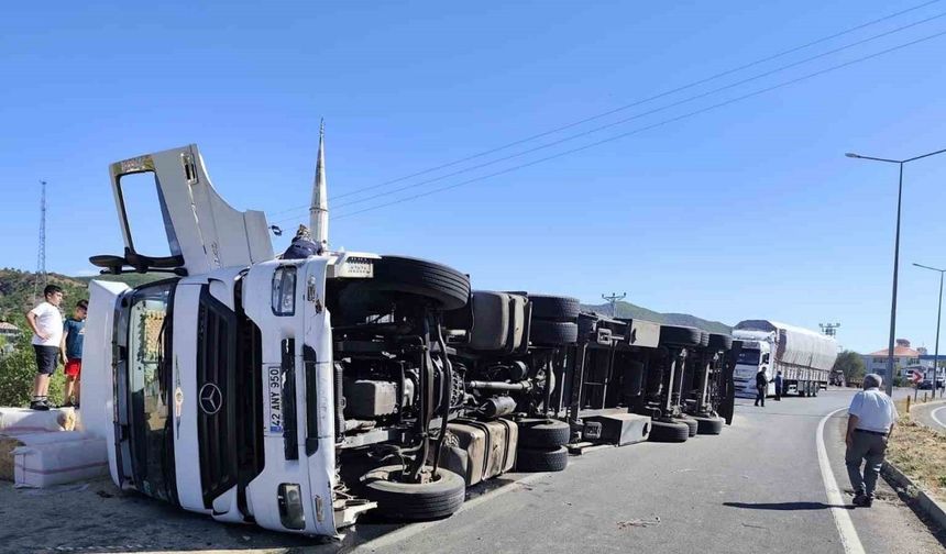 Bingöl’de saman yüklü kamyon devrildi, yol trafiğe kapandı