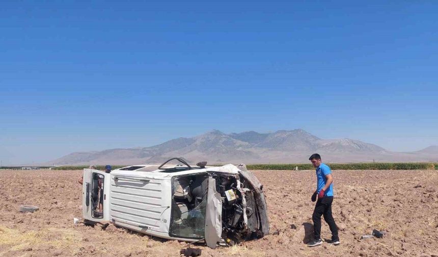 Karaman’da minibüs tarlaya takla attı: 1 yaralı