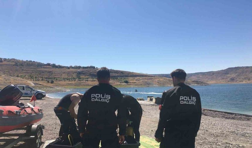 Tatbikat gereği barajda boğulan 2 şahıs polis ekipleri tarafından sudan çıkarıldı