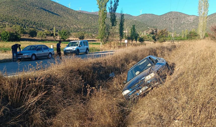 Amasya'da devrilen otomobildeki 3 kişi yaralandı