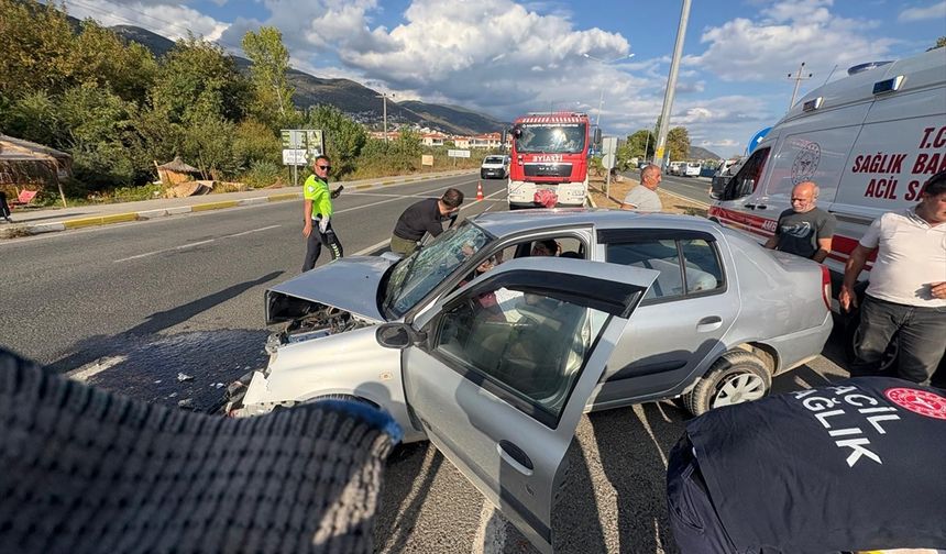Balıkesir'de otomobilin kamyonla çarpıştığı kazada 1 kişi öldü