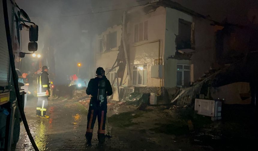 Çankırı'da 3 ev ile 4 samanlık yandı