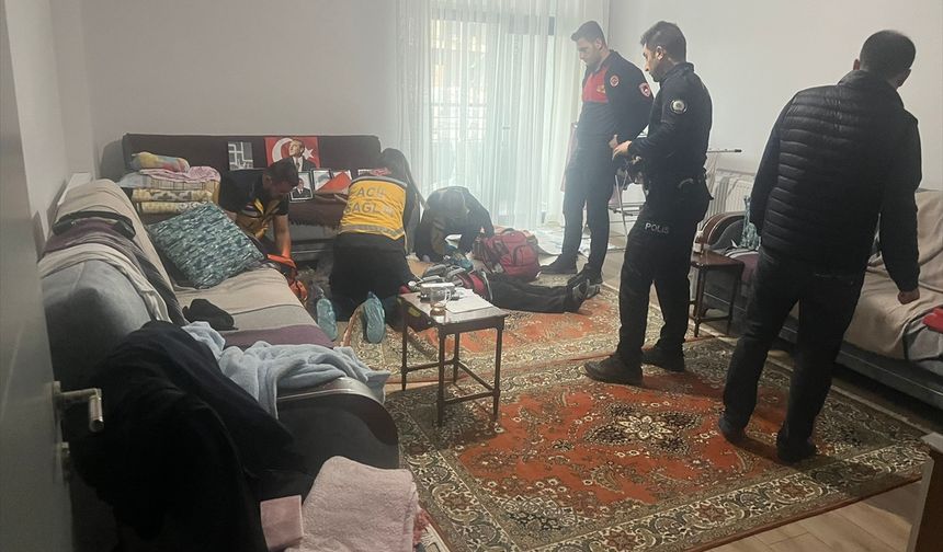 Çorum'da kalp krizi geçiren kişi pencereden eve giren sağlık ekiplerince kurtarıldı