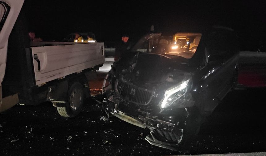 Çorum'da kamyonet ile minibüsün çarpıştığı kazada 7 kişi yaralandı