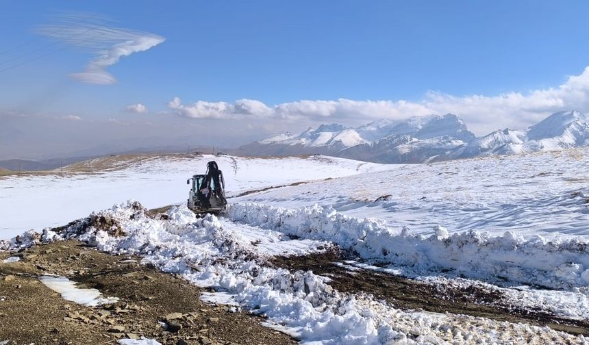 Hakkari'de kar nedeniyle kapanan üs bölgesinin yolu açıldı