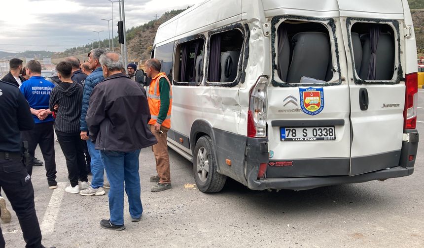Karabük'te tırla çarpışan minibüsteki 14 yaş altı futbolcu 9 çocuk yaralandı