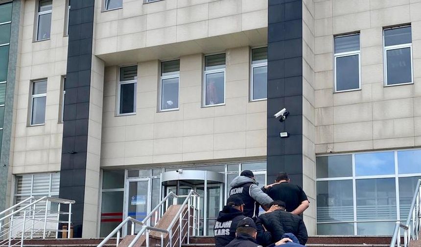 Kars'ta yasa dışı silah ticareti operasyonunda 3 şüpheli tutuklandı