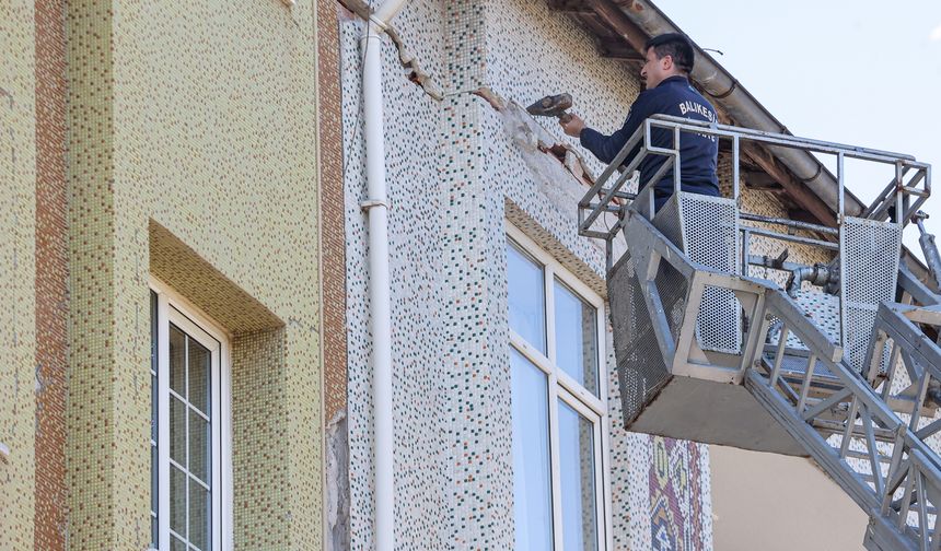Sındırgı'da enkaz kaldırma ve hasar tespit çalışmaları sürüyor