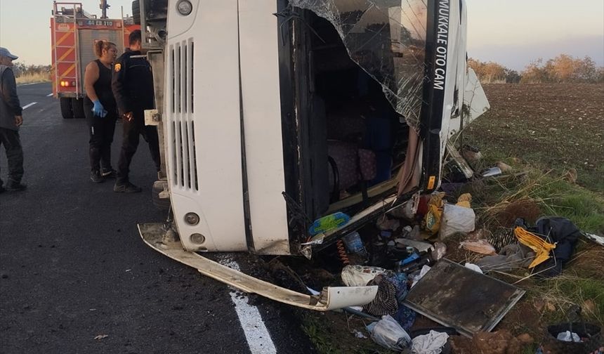 Uşak'ta tarım işçilerini taşıyan midibüsün devrilmesi sonucu 23 kişi yaralandı