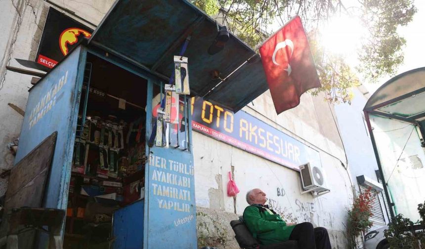 2 metrekarede 45 yıllık ayakkabı boyacılığı