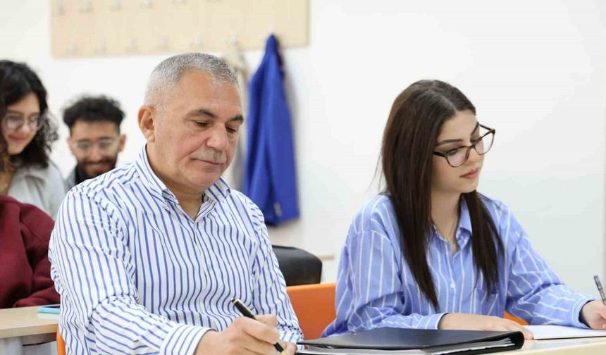 58 yaşındaki dede, 18 yaşındaki torunuyla aynı üniversitede okuyor