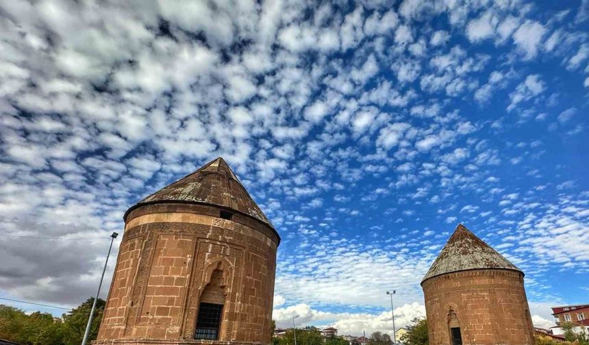 Ahlat’ta bulutlar ve tarihi kümbetler görsel şölen oluşturdu
