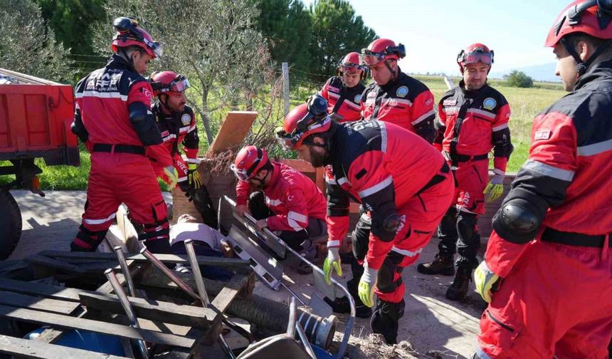 Balıkesir’deki 6.1’lik depremin ardından Koca Seyit Havalimanında ekipler kurtarma tatbikatı yaptı