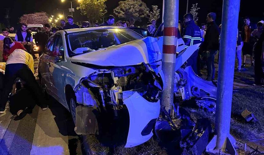 Batman’da otomobil trafik ışığı direğine çarptı: 3 yaralı