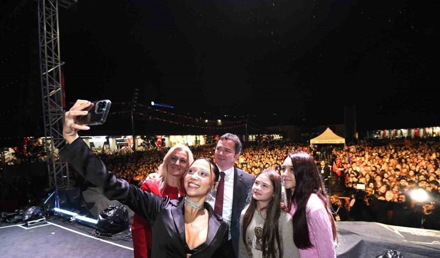 Bursa’da Zeynep Bastık’la Cumhuriyet coşkusu