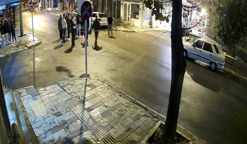 Devrilen araçtaki 8 aylık bebek camdan, baba ise aracın bagajından çıkartılarak kurtarıldı