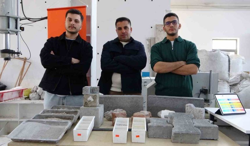 Malatya’da deprem enkazı beton yola dönüştü