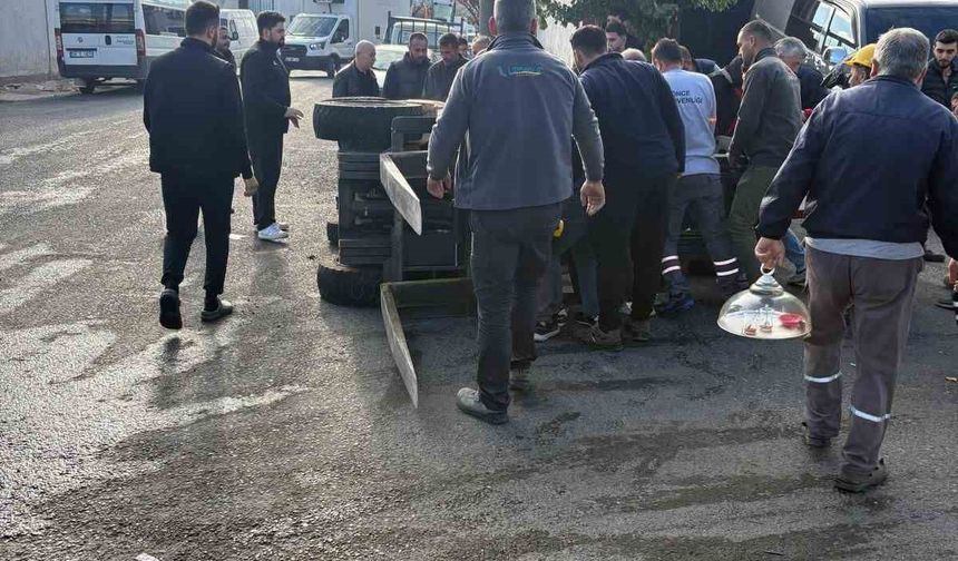 Midibüsün çarpması sonucu devrilen iş makinasının operatörü yaralandı