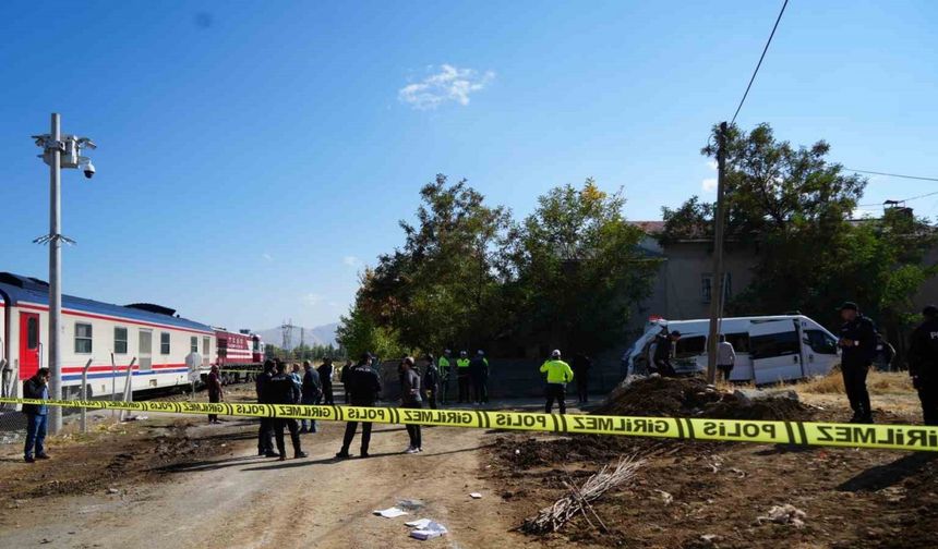 Muş’ta tren öğrenci servisine çarptı: 17 yaralı