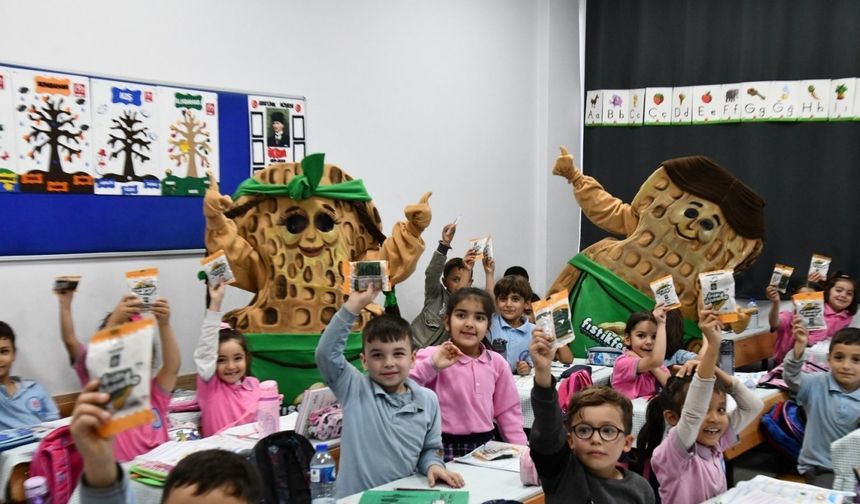 Osmaniye’de öğrencilere yer fıstığı ikram edildi
