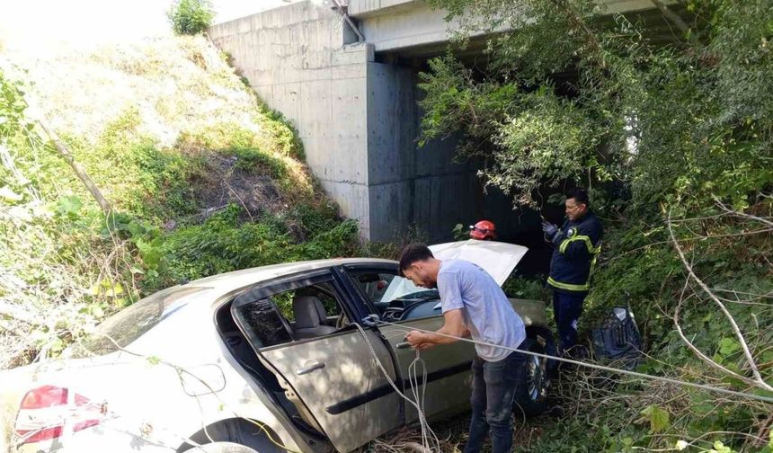Seyir halindeyken tekerleği çıkan araç şarampole uçtu: 1’i ağır 2 yaralı