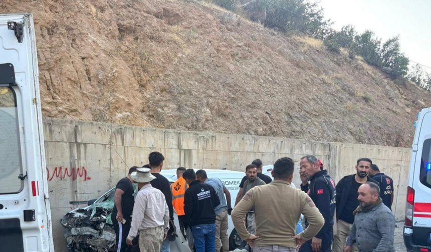 Şırnak’ta yolcu minibüsü ile hafif ticari araç çarpıştı: 2’si ağır 14 yaralı