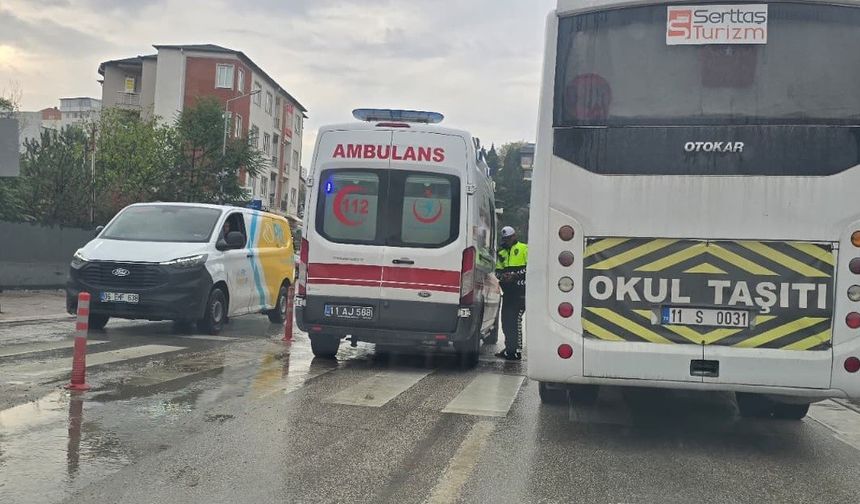 Ters istikamete dönmeye çalışan kamyonete motosiklet çarptı: 1 yaralı