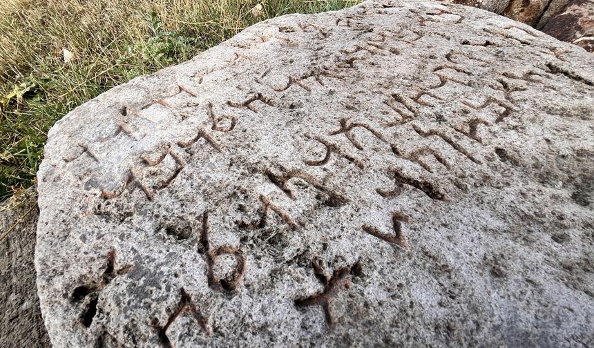 Ardahan kırsalında bulunan Aramice yazıt Kars Müzesi'nde çözümleniyor