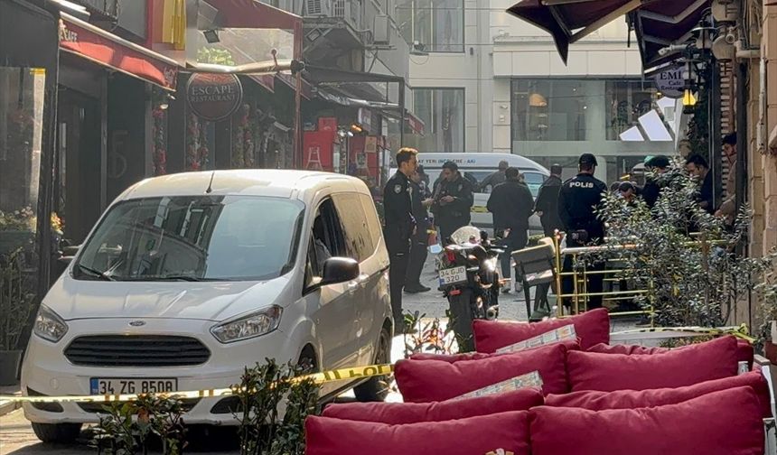 Beyoğlu'nda çıkan tartışmada 2 kişi birbirini silahla yaraladı