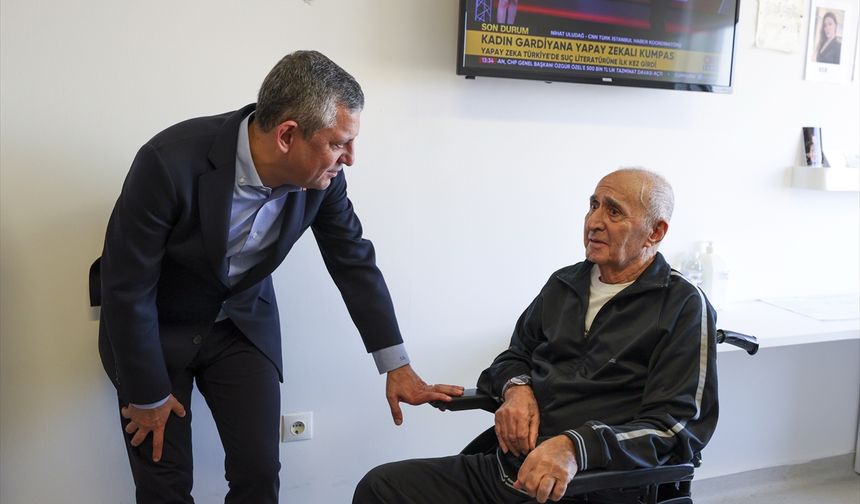 CHP Genel Başkanı Özel, Hikmet Çetin'i tedavi gördüğü hastanede ziyaret etti
