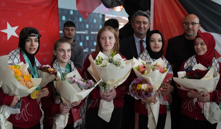 Çin'de dünya şampiyonu olan Türkiye Wushu Milli Takımı yurda döndü