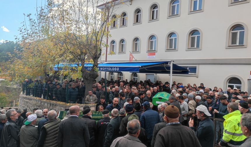 Çorum'da bıçaklanarak öldürülen baba ile oğlunun cenazeleri defnedildi