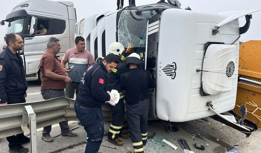 Edirne'de devrilen kamyonda sıkışan sürücü ekiplerin çalışmasıyla kurtarıldı