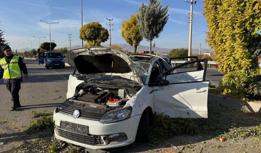 Elazığ'da aydınlatma direğine çarpan otomobildeki anne ve bebeği öldü, 4 kişi yaralandı