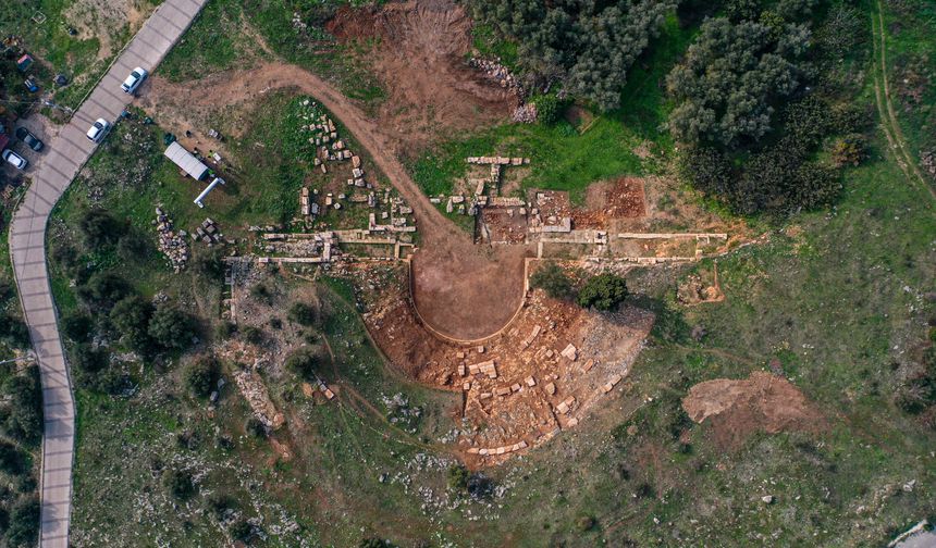 Gölyazı'daki antik tiyatroda seyirci basamakları orijinal yerlerine yerleştiriliyor