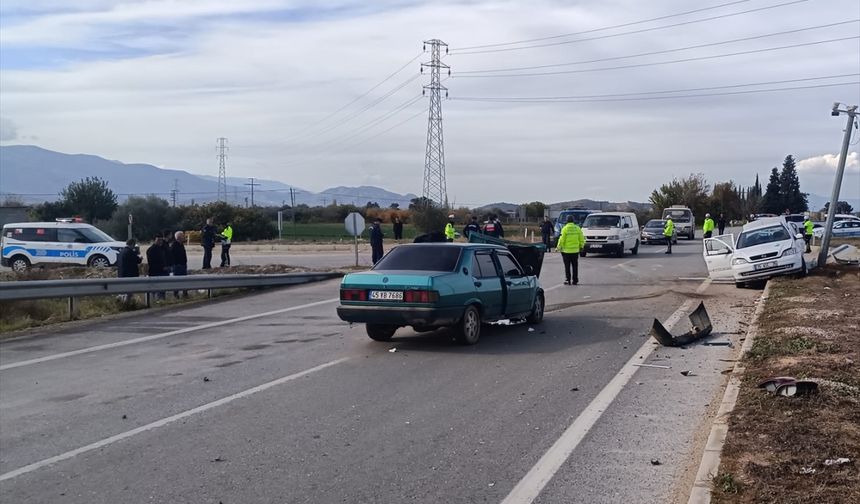 İzmir'de iki otomobilin çarpıştığı kazada 5 kişi yaralandı