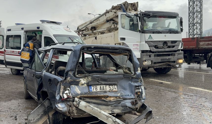 Karabük'te beton pompasıyla çarpışan otomobildeki 5 kişi yaralandı