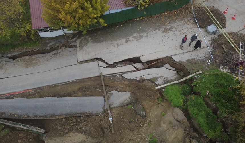 Karabük'te okul inşaatının yanındaki yolun bir bölümü çöktü
