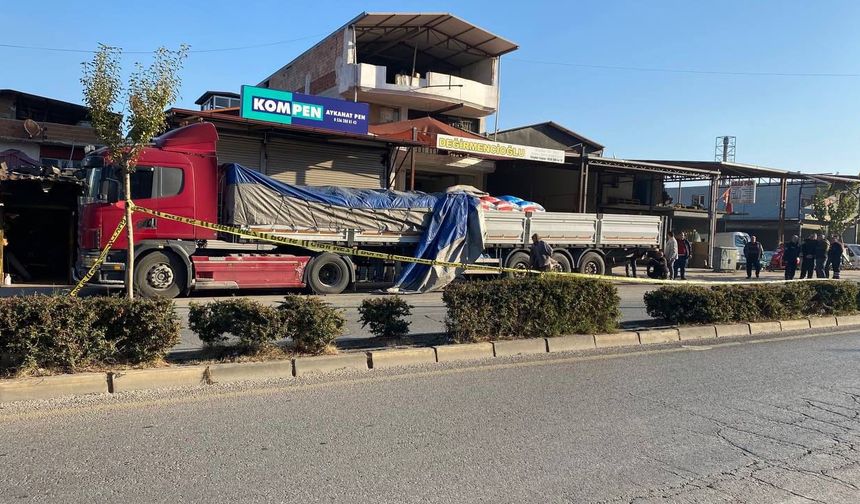 Manisa'da ekip aracının tıra çarptığı kazada 1 polis şehit oldu, 1 polis yaralandı