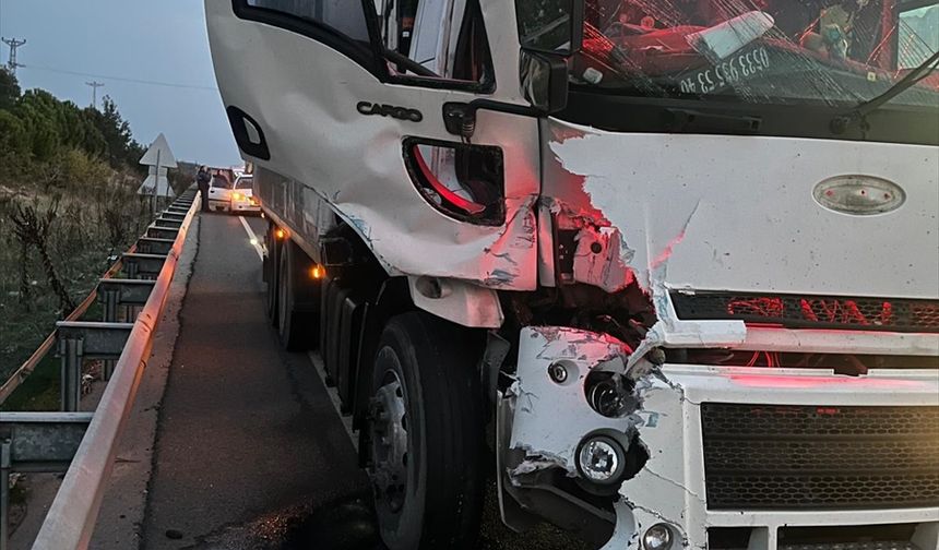 Manisa'da kamyonun çarptığı traktördeki 1 kişi öldü, 6 kişi yaralandı