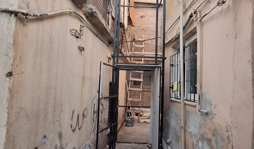 Mersin'de binanın dış cephesindeki asansörün düşmesi sonucu bir kişi öldü