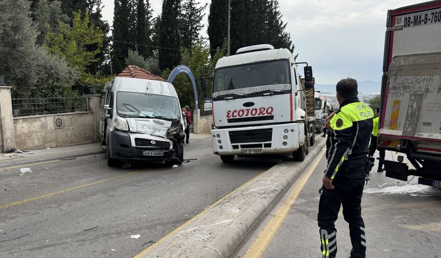 Muğla'da kamyon ile öğrenci servisi çarpıştı, 22 kişi yaralandı