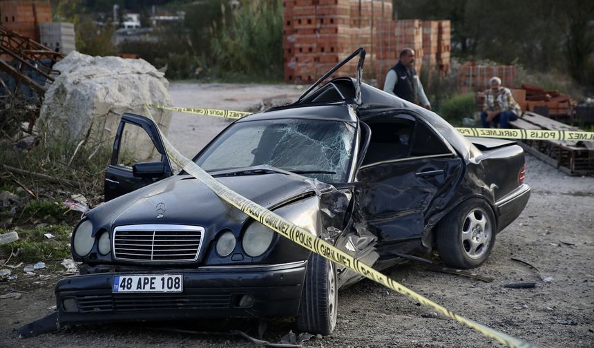Muğla'da park halindeki araca çarpan otomobilin sürücüsü öldü