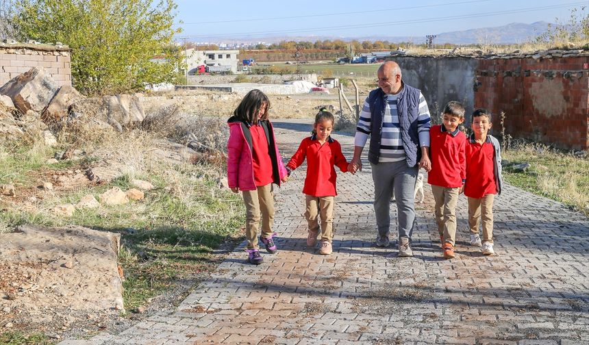 Osmaniyeli Yusuf öğretmen Diyarbakır'ın kırsalındaki okulu adeta sıcak bir yuvaya dönüştürdü
