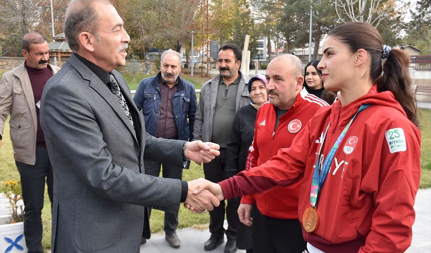 Şampiyon boksör Erginoğuz memleketi Van'a döndü