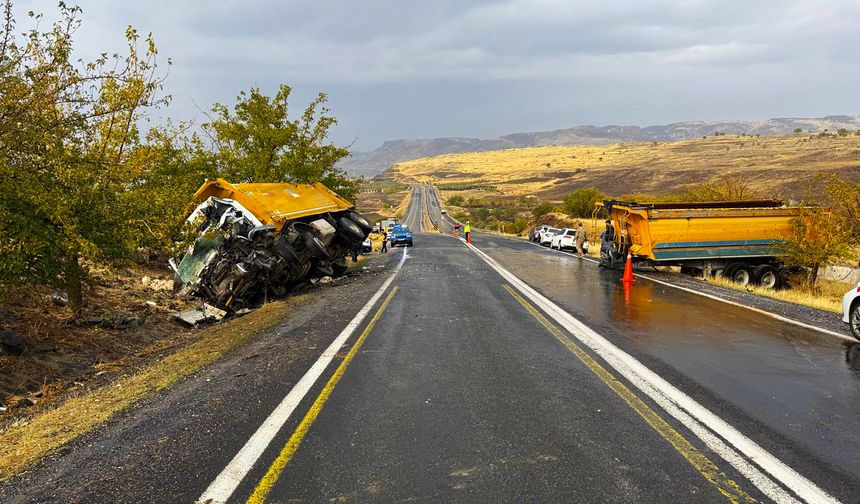 Şanlıurfa'da iki kamyonun çarpışması sonucu 1 kişi öldü, 1 kişi yaralandı