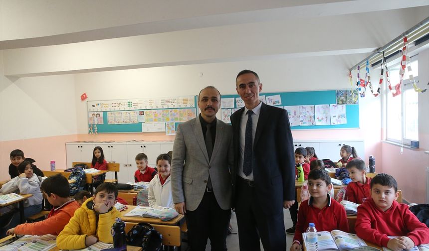 Sınıf öğretmeni meslektaşı olan eski öğrencisiyle aynı okulda görev yapıyor