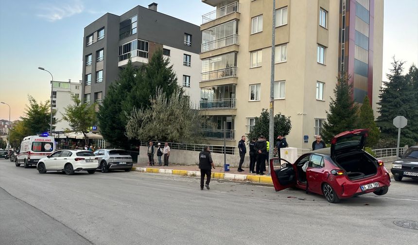 Uşak'taki trafik kazasında anne ve kızı yaralandı